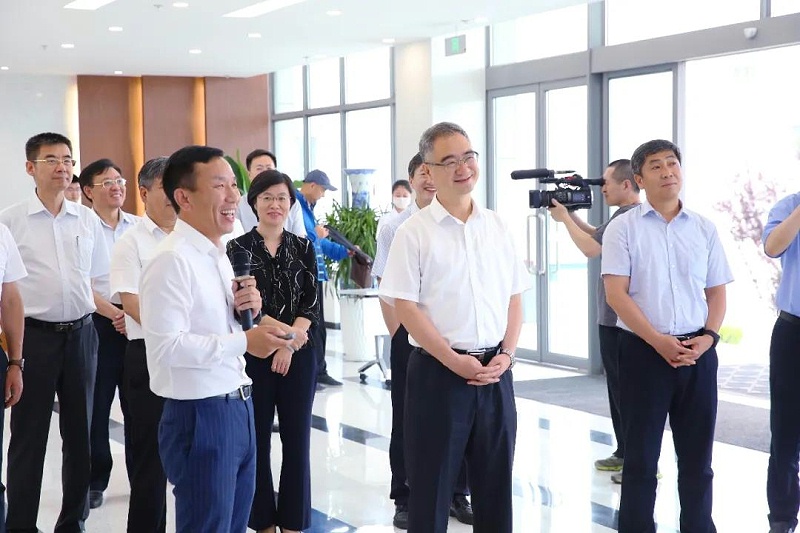 山東省委常委、青島市委書記王清憲調(diào)研蔚藍(lán)生物人才工作