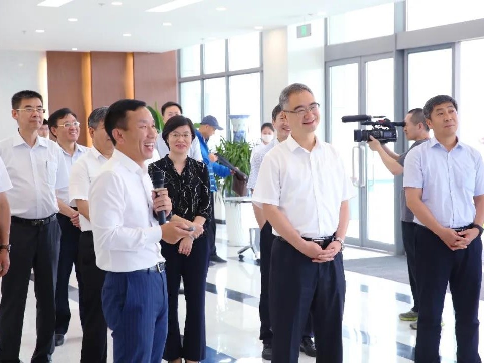 山東省委常委、青島市委書記王清憲調(diào)研蔚藍生物人才工作